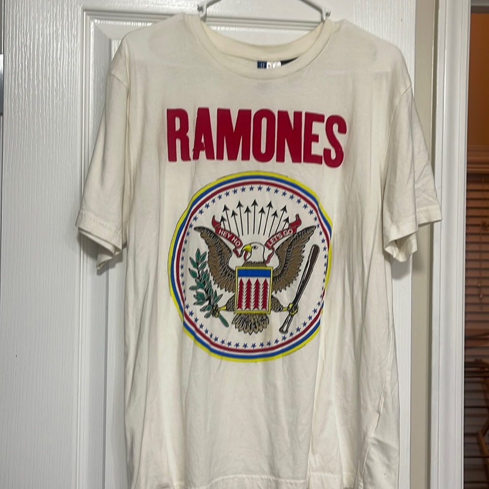 M H&M Ramones band tee